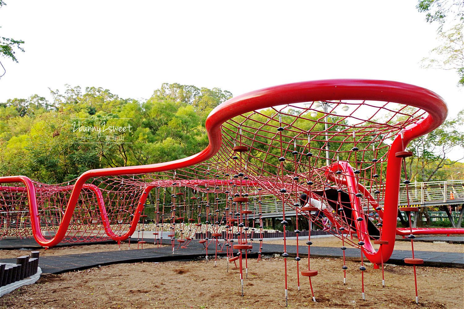 台中親子景點》鰲峰山運動公園 競合體驗遊戲場～媲美日本的無料公園，設施好玩又有設計感的免費公園 @兔兒毛毛姊妹花