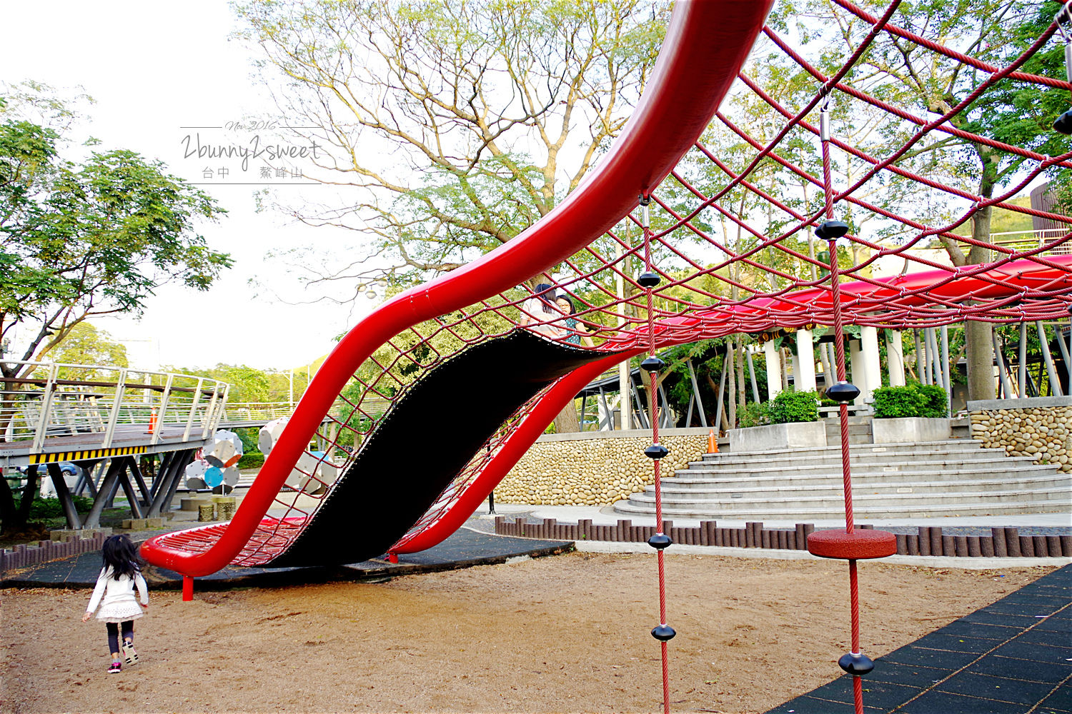 台中親子景點》鰲峰山運動公園 競合體驗遊戲場～媲美日本的無料公園，設施好玩又有設計感的免費公園 @兔兒毛毛姊妹花