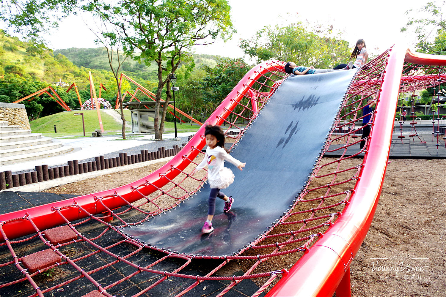 台中親子景點》鰲峰山運動公園 競合體驗遊戲場～媲美日本的無料公園，設施好玩又有設計感的免費公園 @兔兒毛毛姊妹花