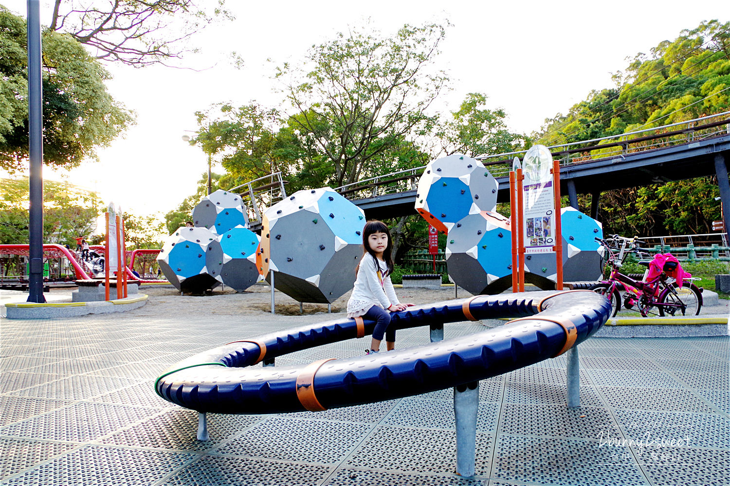 台中親子景點》鰲峰山運動公園 競合體驗遊戲場～媲美日本的無料公園，設施好玩又有設計感的免費公園 @兔兒毛毛姊妹花