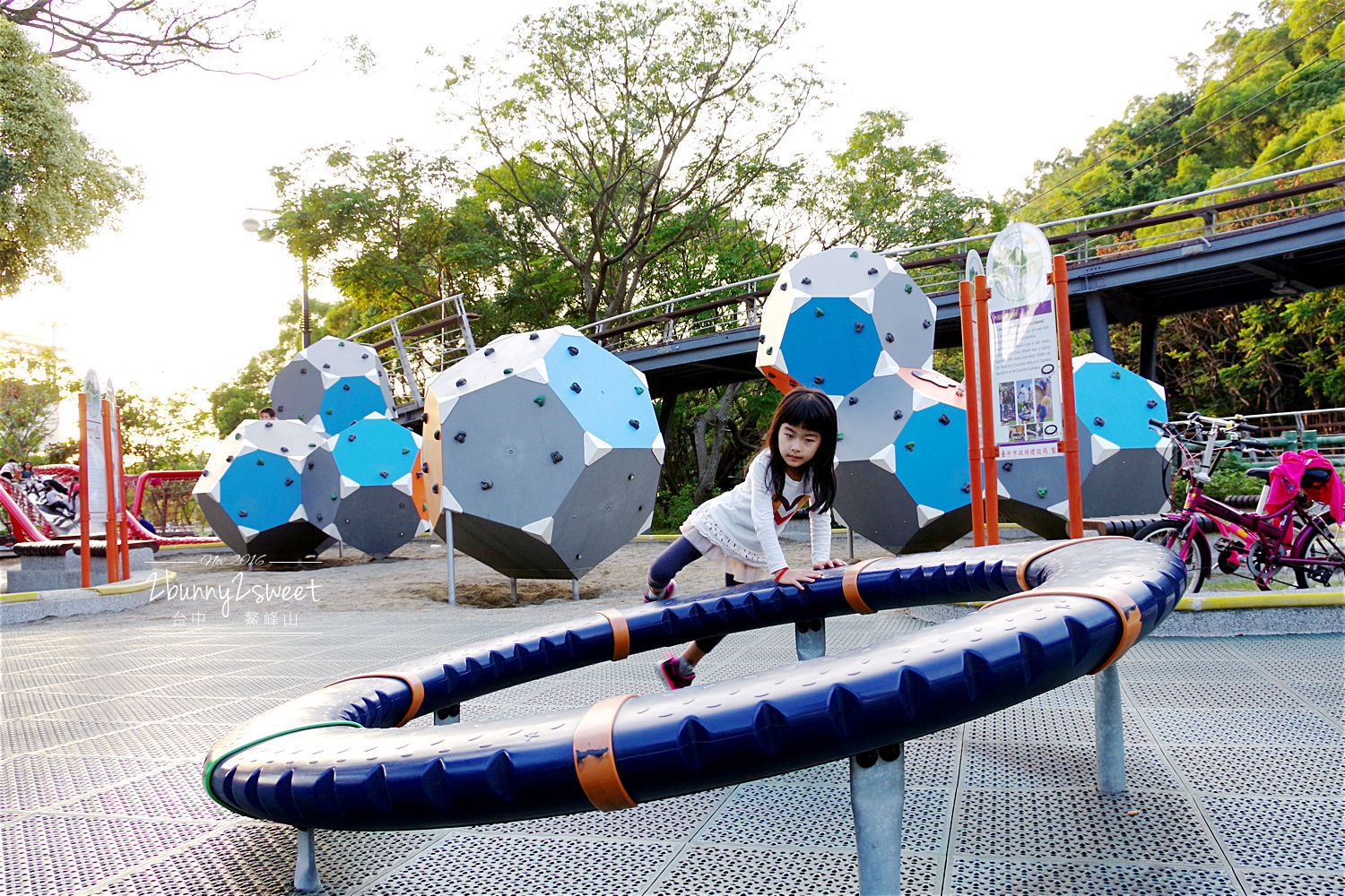 台中親子景點》鰲峰山運動公園 競合體驗遊戲場～媲美日本的無料公園，設施好玩又有設計感的免費公園 @兔兒毛毛姊妹花