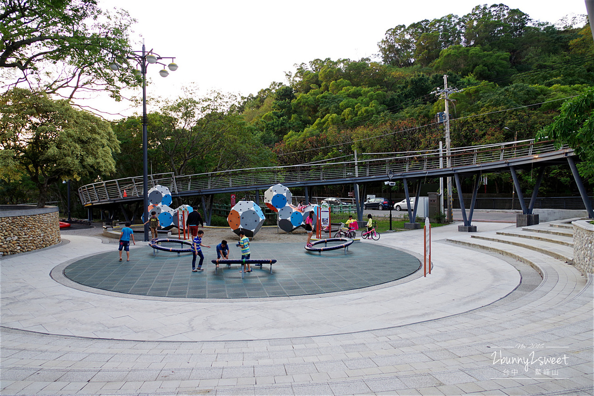 台中親子景點》鰲峰山運動公園 競合體驗遊戲場～媲美日本的無料公園，設施好玩又有設計感的免費公園 @兔兒毛毛姊妹花