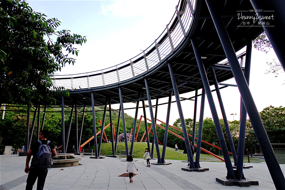 台中親子景點》鰲峰山運動公園 競合體驗遊戲場～媲美日本的無料公園，設施好玩又有設計感的免費公園 @兔兒毛毛姊妹花