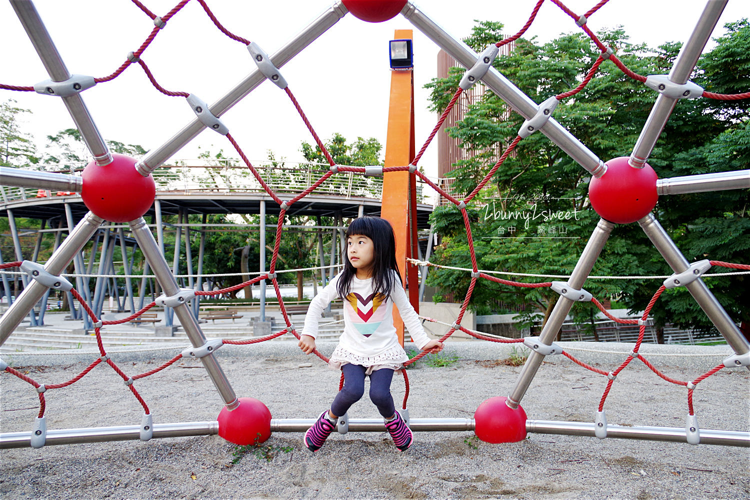 台中親子景點》鰲峰山運動公園 競合體驗遊戲場～媲美日本的無料公園，設施好玩又有設計感的免費公園 @兔兒毛毛姊妹花