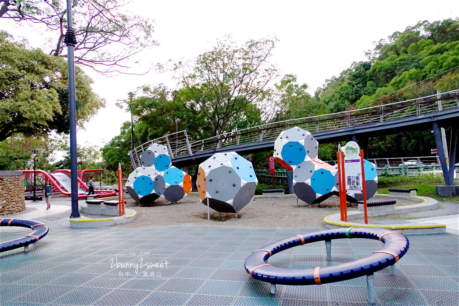 台中親子景點》鰲峰山運動公園 競合體驗遊戲場～媲美日本的無料公園，設施好玩又有設計感的免費公園 @兔兒毛毛姊妹花