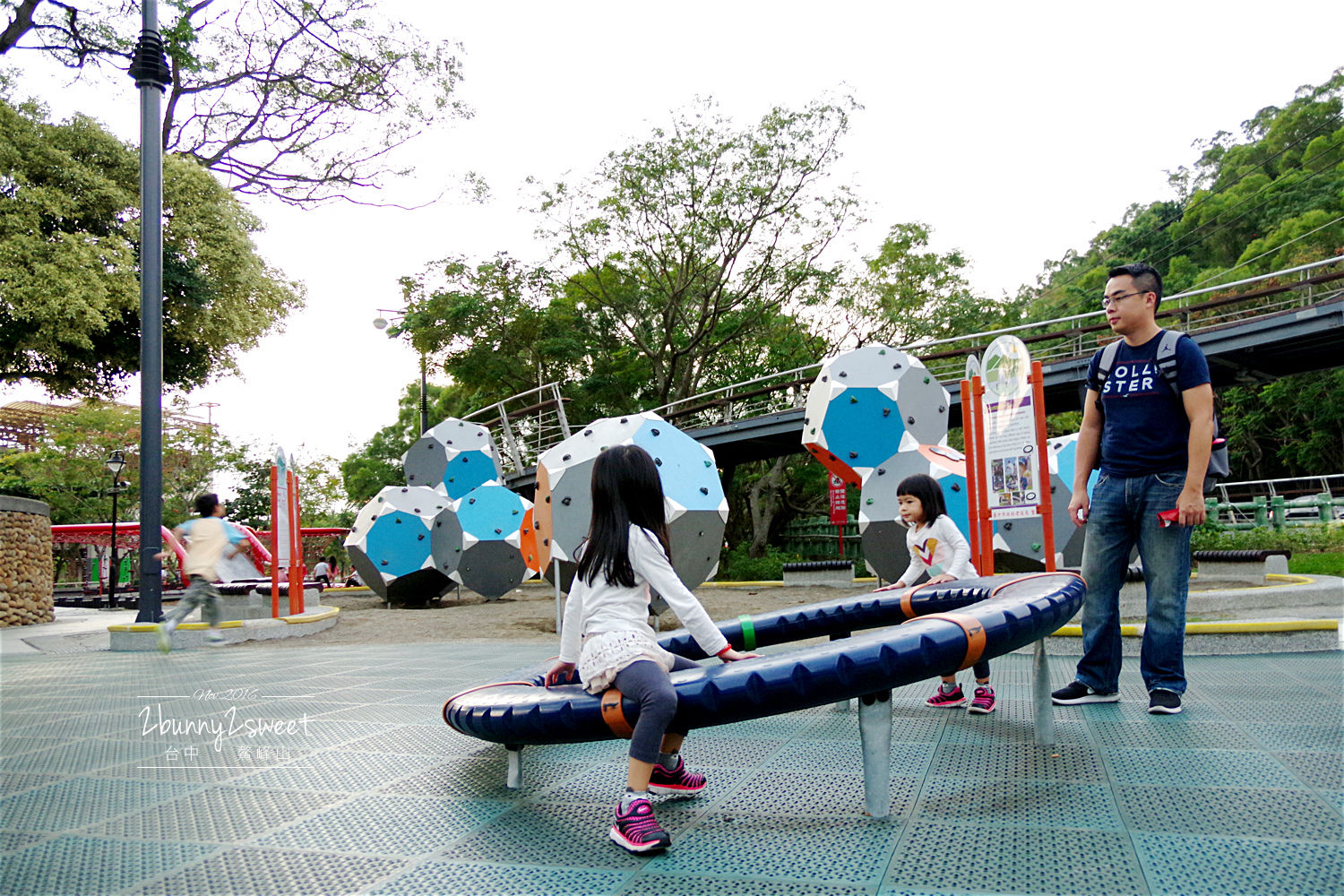 台中親子景點》鰲峰山運動公園 競合體驗遊戲場～媲美日本的無料公園，設施好玩又有設計感的免費公園 @兔兒毛毛姊妹花