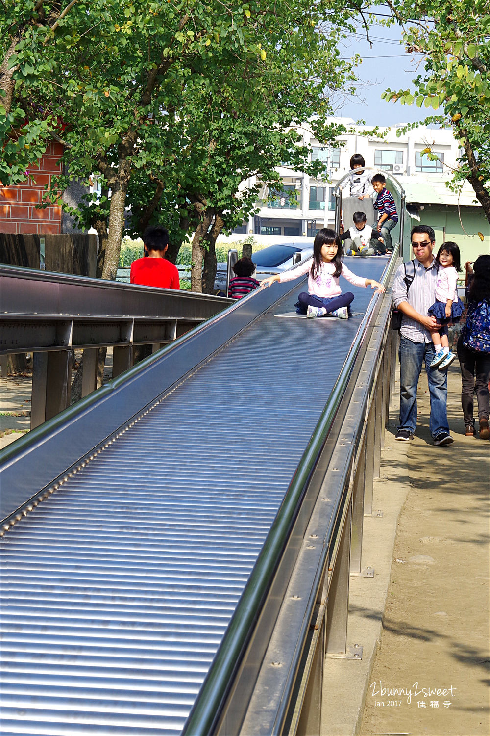 台南親子景點》全台最歡樂的寺廟～佳福寺 慈幼兒童樂園～直的、捲的、超長滾輪式多種溜滑梯，還附設烤肉區｜台南免費景點 @兔兒毛毛姊妹花