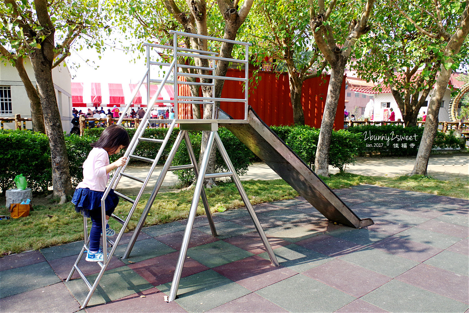 台南親子景點》全台最歡樂的寺廟～佳福寺 慈幼兒童樂園～直的、捲的、超長滾輪式多種溜滑梯，還附設烤肉區｜台南免費景點 @兔兒毛毛姊妹花