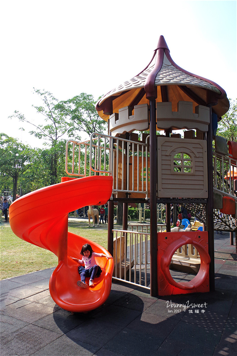 台南親子景點》全台最歡樂的寺廟～佳福寺 慈幼兒童樂園～直的、捲的、超長滾輪式多種溜滑梯，還附設烤肉區｜台南免費景點 @兔兒毛毛姊妹花