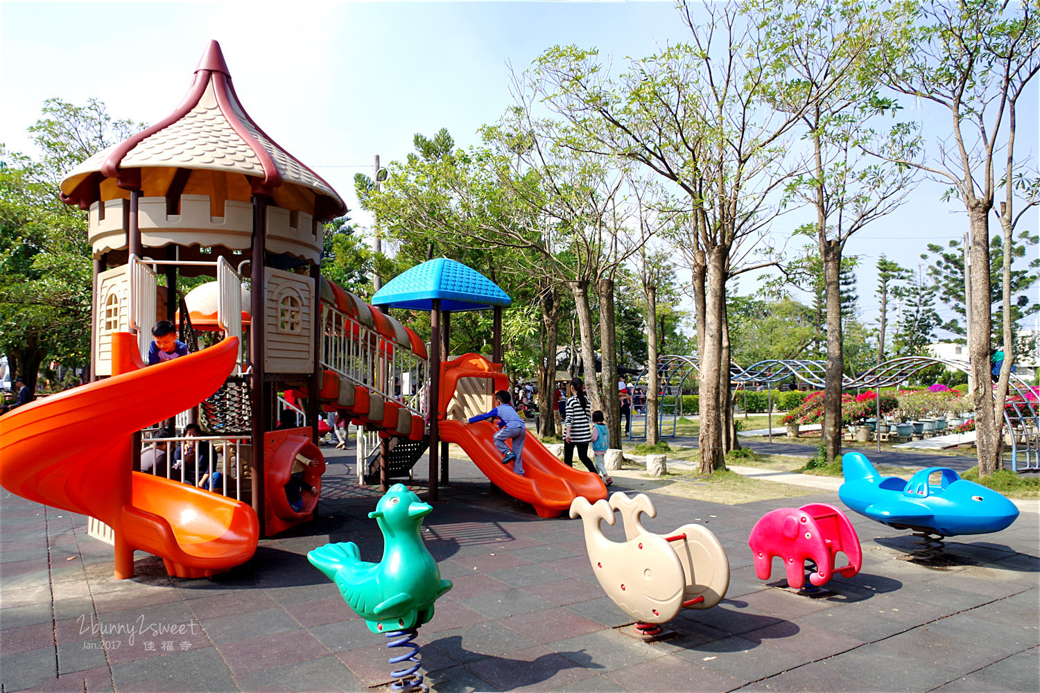 台南親子景點》全台最歡樂的寺廟～佳福寺 慈幼兒童樂園～直的、捲的、超長滾輪式多種溜滑梯，還附設烤肉區｜台南免費景點 @兔兒毛毛姊妹花