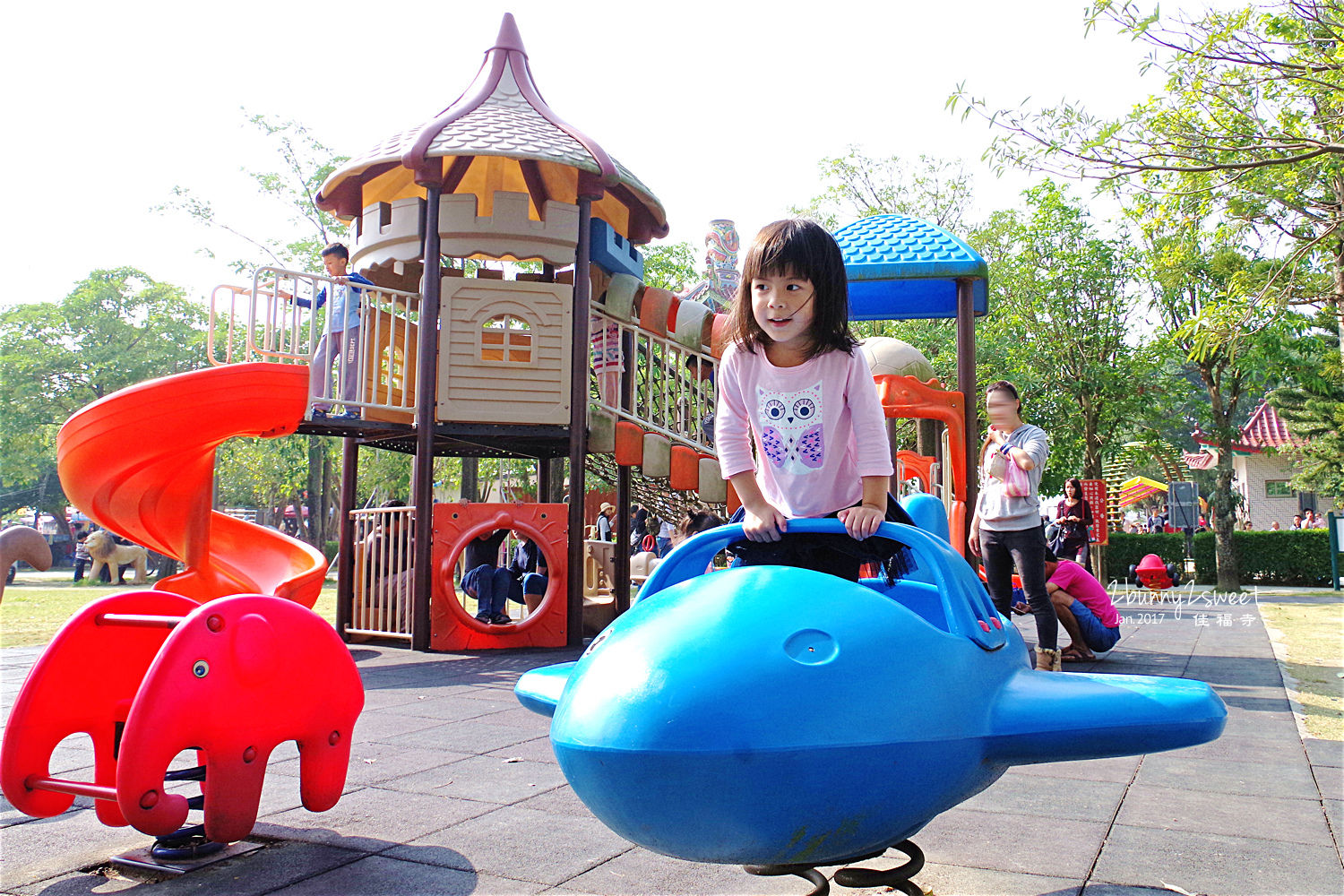 台南親子景點》全台最歡樂的寺廟～佳福寺 慈幼兒童樂園～直的、捲的、超長滾輪式多種溜滑梯，還附設烤肉區｜台南免費景點 @兔兒毛毛姊妹花