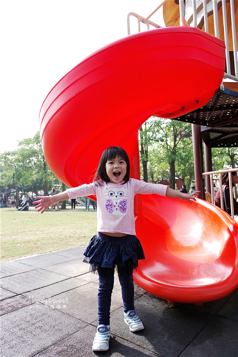 台南親子景點》全台最歡樂的寺廟～佳福寺 慈幼兒童樂園～直的、捲的、超長滾輪式多種溜滑梯，還附設烤肉區｜台南免費景點 @兔兒毛毛姊妹花