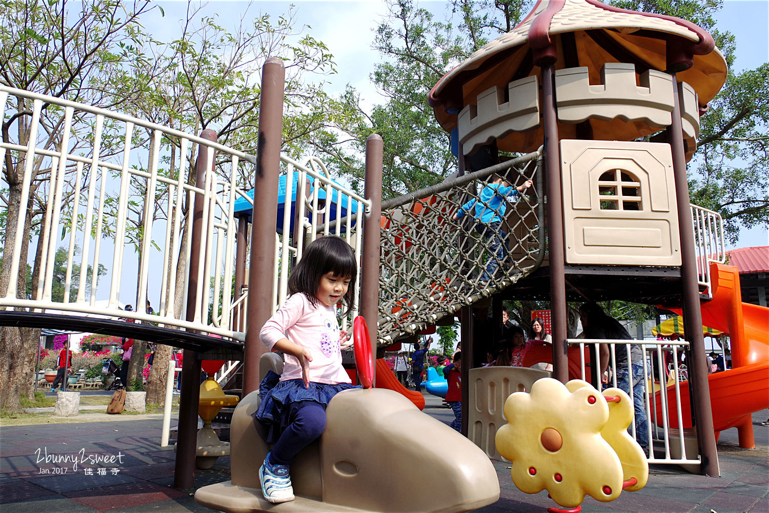 台南親子景點》全台最歡樂的寺廟～佳福寺 慈幼兒童樂園～直的、捲的、超長滾輪式多種溜滑梯，還附設烤肉區｜台南免費景點 @兔兒毛毛姊妹花