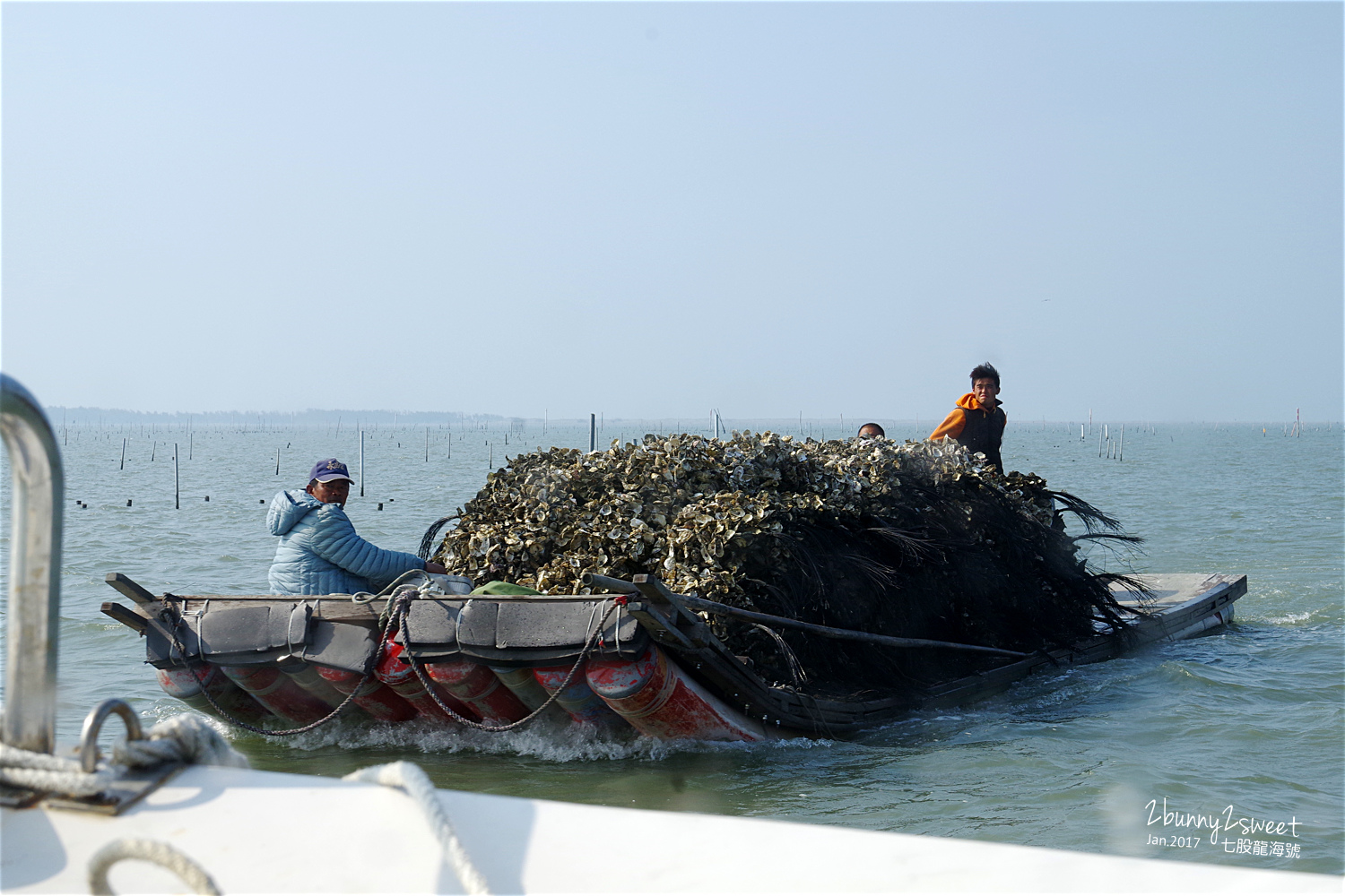 台南親子景點》七股龍海號 探索潟湖生態之旅～搭乘高級膠筏遊潟湖、看生態，看完蚵田直接來個烤蚵放題～精神味蕾都滿足的生態之旅 @兔兒毛毛姊妹花