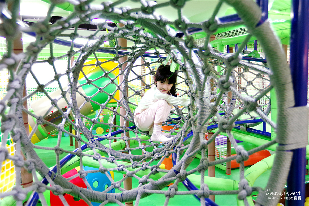 [台北。室內樂園] FEBO飛寶室內遊戲樂園京華城館～跳跳床x大球池x互動滑梯x滑輪垂降x決明子沙坑~讓孩子邊玩樂邊訓練體能 @兔兒毛毛姊妹花