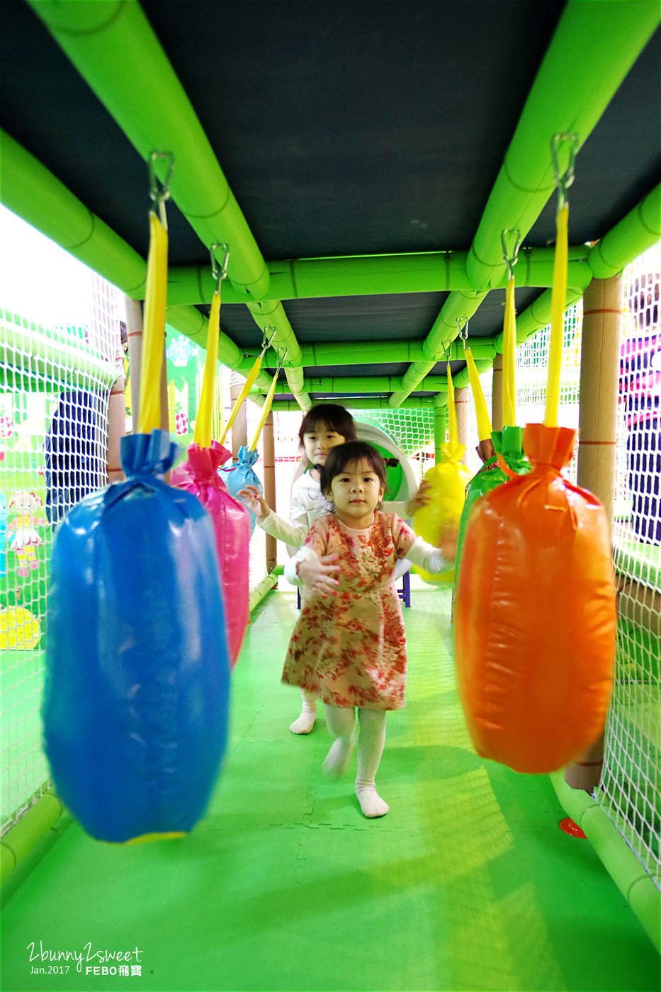 [台北。室內樂園] FEBO飛寶室內遊戲樂園京華城館～跳跳床x大球池x互動滑梯x滑輪垂降x決明子沙坑~讓孩子邊玩樂邊訓練體能 @兔兒毛毛姊妹花