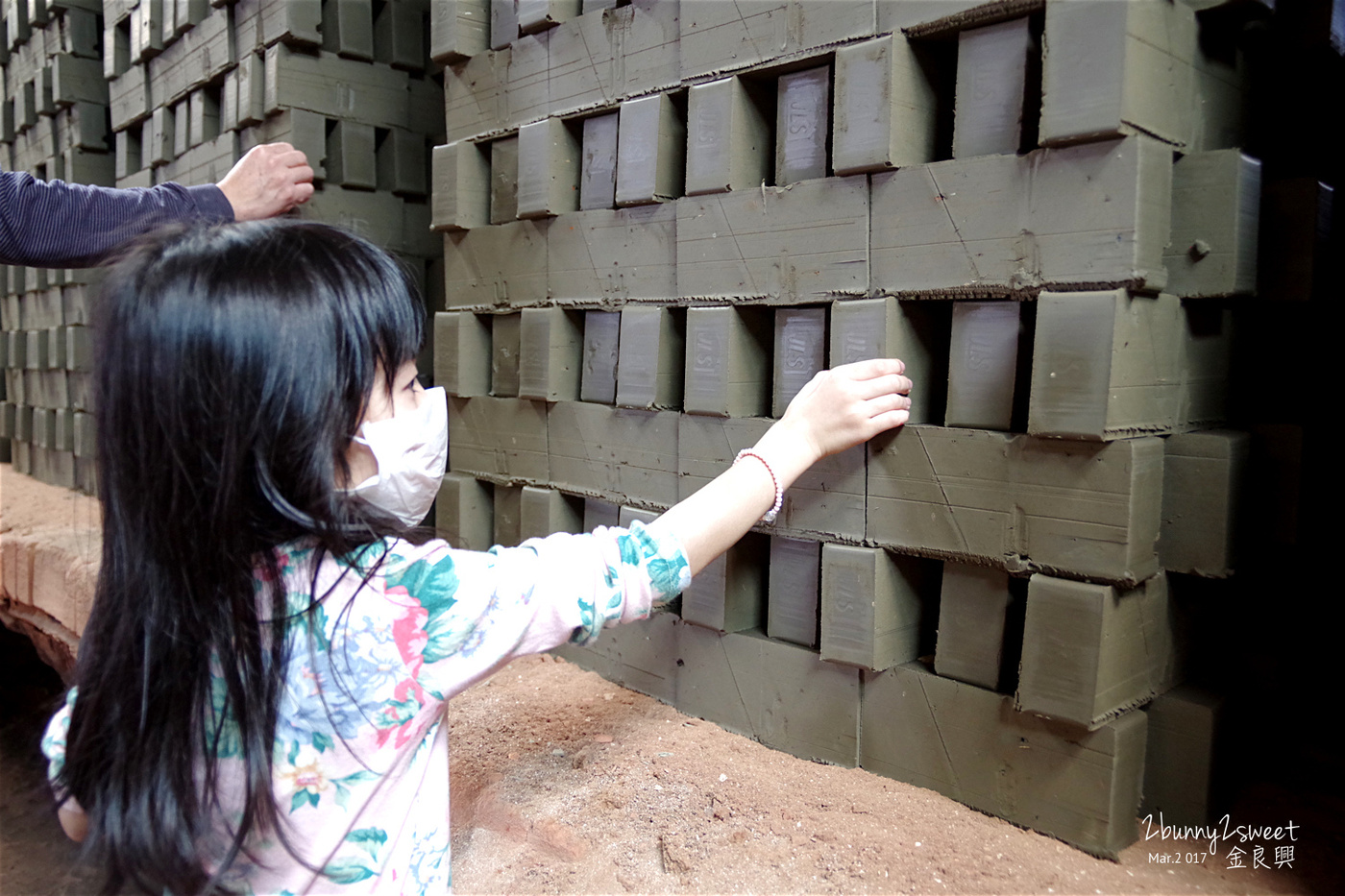 [親子旅遊。苗栗] 金良興觀光磚廠｜灣麗磚瓦文物館～紅磚工廠導覽 x 彩繪杯墊DIY x 紅磚積木蓋房屋 @兔兒毛毛姊妹花