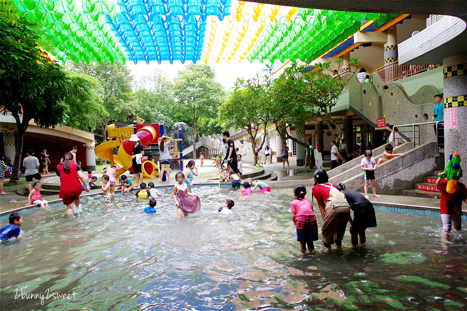 彰化親子景點》愛荔枝親子樂園 Alice&#8217;s Garden～沙坑、水池、大草坪、小火車，還有超放電攀爬體健設施和主題餐廳～親子同遊瘋玩一整天的好地方｜彰化一日遊景點推薦 @兔兒毛毛姊妹花