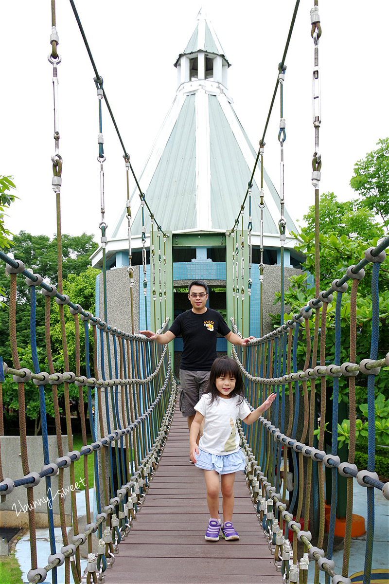 彰化親子景點》愛荔枝親子樂園 Alice&#8217;s Garden～沙坑、水池、大草坪、小火車，還有超放電攀爬體健設施和主題餐廳～親子同遊瘋玩一整天的好地方｜彰化一日遊景點推薦 @兔兒毛毛姊妹花