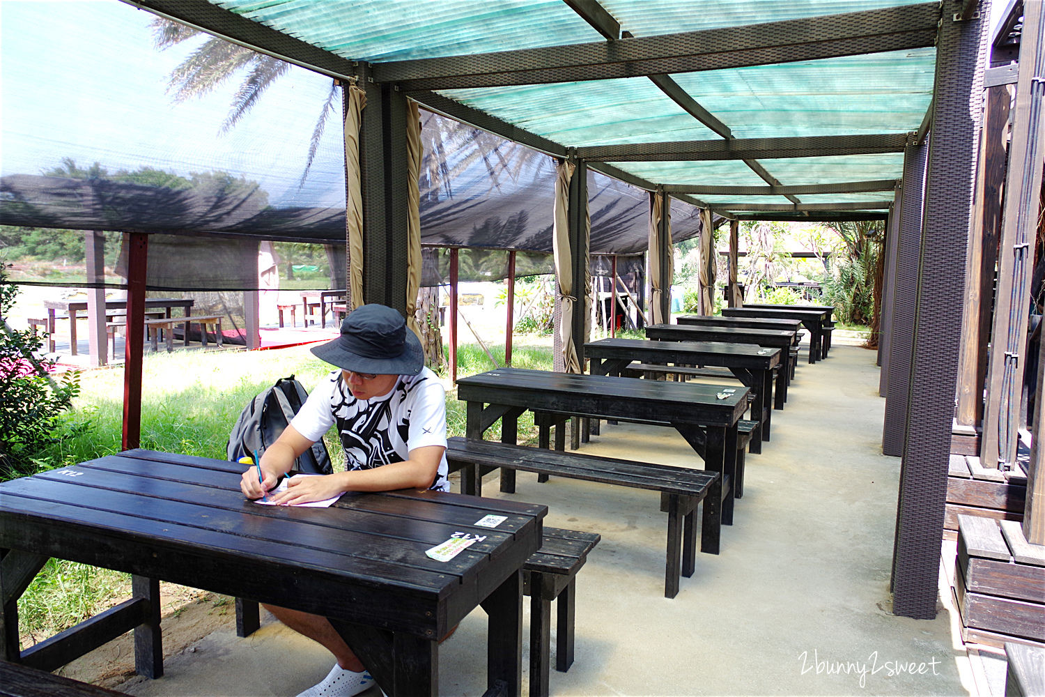 新屋 3 號咖啡｜桃園新屋綠色隧道峇里島風庭園親子寵物餐廳，沙坑、滑梯、戲水池好好玩 @兔兒毛毛姊妹花