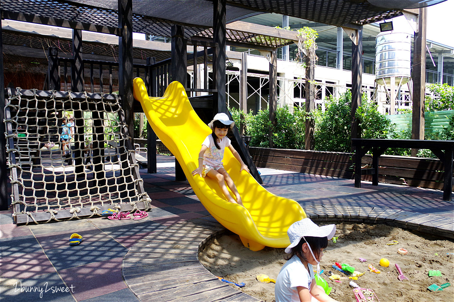 新屋 3 號咖啡｜桃園新屋綠色隧道峇里島風庭園親子寵物餐廳，沙坑、滑梯、戲水池好好玩 @兔兒毛毛姊妹花