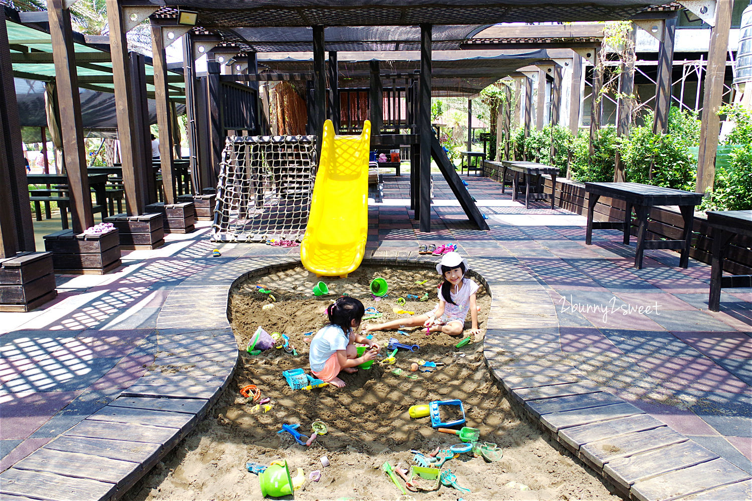 新屋 3 號咖啡｜桃園新屋綠色隧道峇里島風庭園親子寵物餐廳，沙坑、滑梯、戲水池好好玩 @兔兒毛毛姊妹花