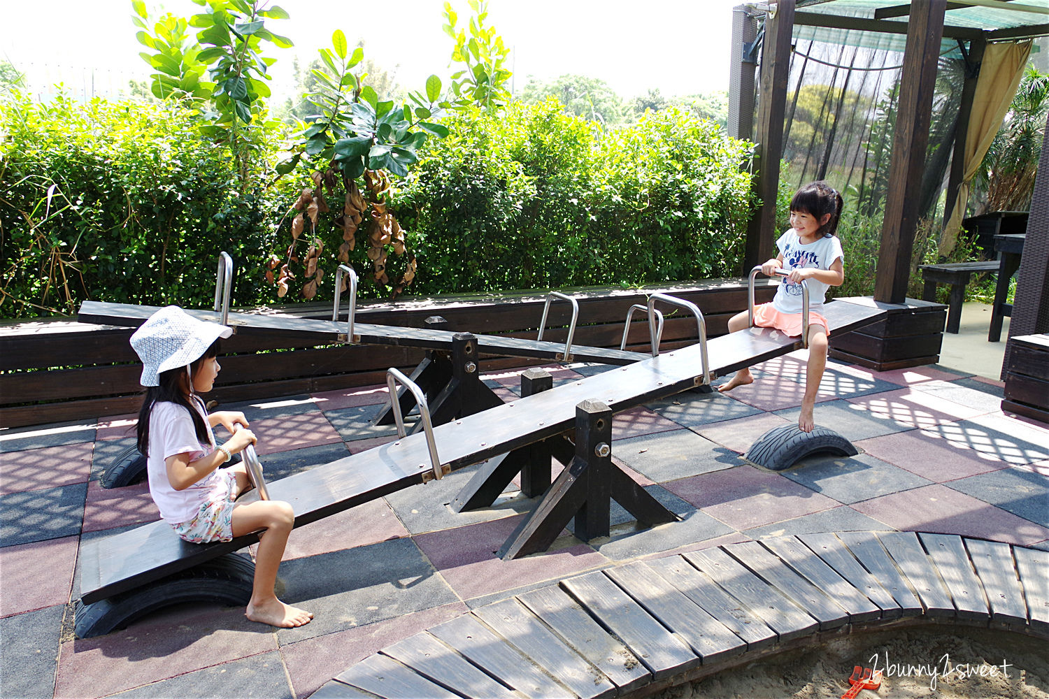 新屋 3 號咖啡｜桃園新屋綠色隧道峇里島風庭園親子寵物餐廳，沙坑、滑梯、戲水池好好玩 @兔兒毛毛姊妹花