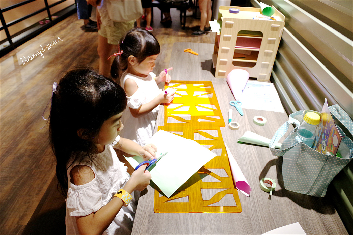 台北室內樂園》奧森兒童博物館 KidsAwesome～室內溜索、攀岩、、玩泡泡、滑獨木舟～全台唯一可以動手玩的兒童博物館｜85折購票｜大安捷運站室內樂園｜室內景點｜雨天景點｜親子餐廳 @兔兒毛毛姊妹花