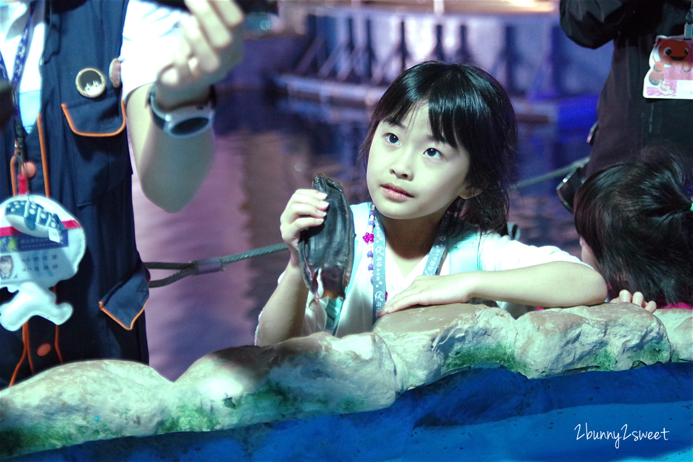 [親子景點。屏東] 夜宿海生館+觀珊望海～和魚兒共眠、享受海生館散場後的悠閒、到工作人員限定的水族箱後台探險～超難得的生態住宿體驗｜夜宿海生館行李準備攻略、海底隧道選位介紹 @兔兒毛毛姊妹花