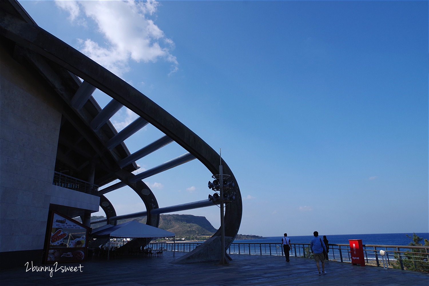 [親子景點。屏東] 夜宿海生館+觀珊望海～和魚兒共眠、享受海生館散場後的悠閒、到工作人員限定的水族箱後台探險～超難得的生態住宿體驗｜夜宿海生館行李準備攻略、海底隧道選位介紹 @兔兒毛毛姊妹花