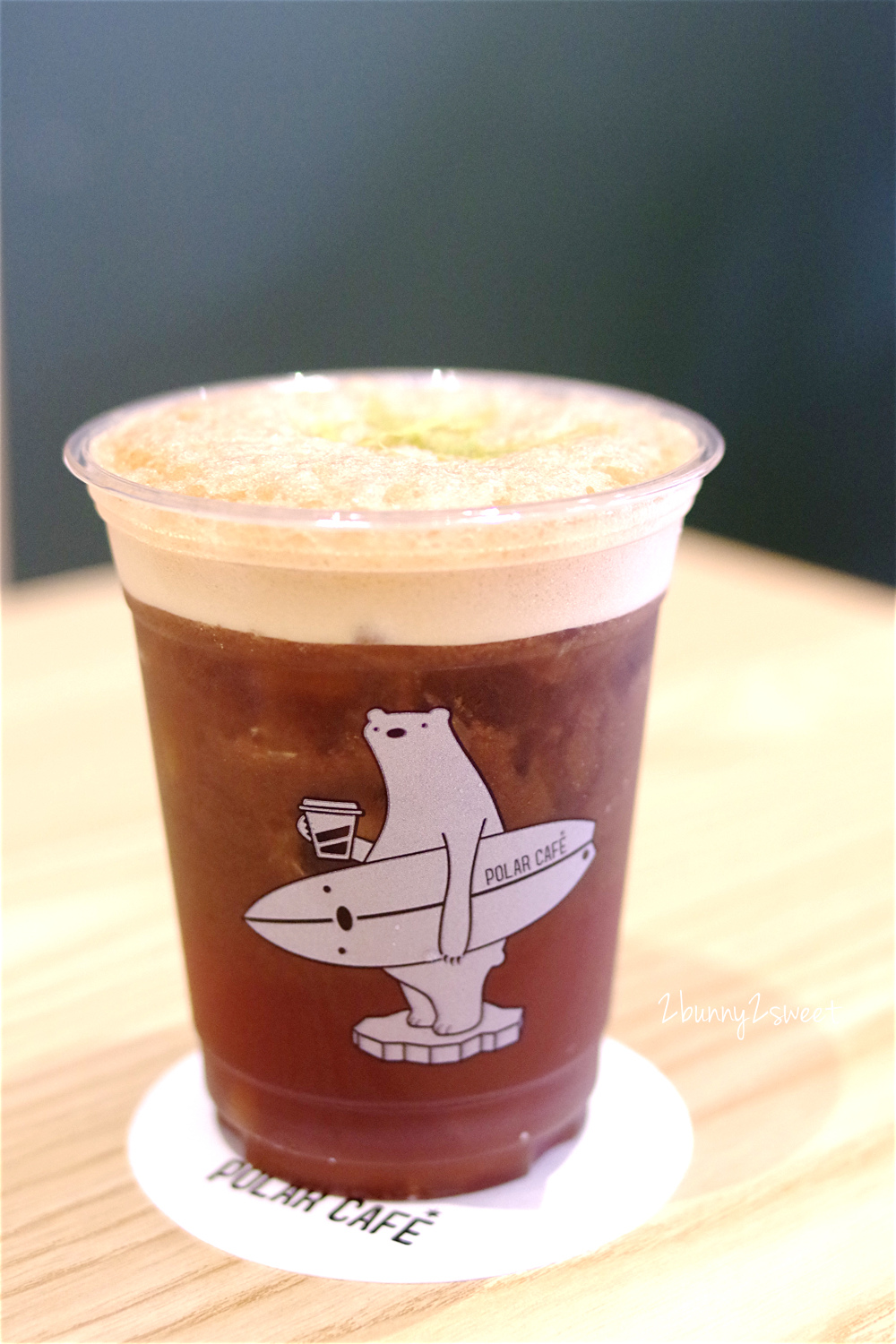 [台北。咖啡廳] POLAR CAFE ~北極熊不只躲在咖啡廳各個角落，還漂浮在飲料上～超療癒北極熊主題咖啡廳｜IG熱門咖啡廳｜民生社區 @兔兒毛毛姊妹花