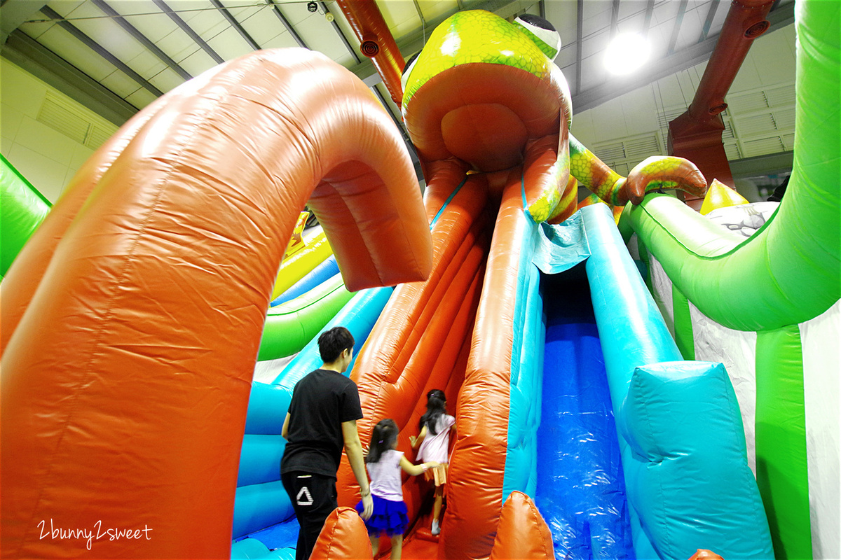 [台中。親子餐廳] 小飛親子遊樂園 x 恐龍巨無霸氣墊樂園 x Nick&#8217;s 尼可拉斯餐廳～拓展攀爬、球池滑梯、甩尾賽車一次滿足的超大空間內樂園，還有巨無霸氣墊進駐 @兔兒毛毛姊妹花