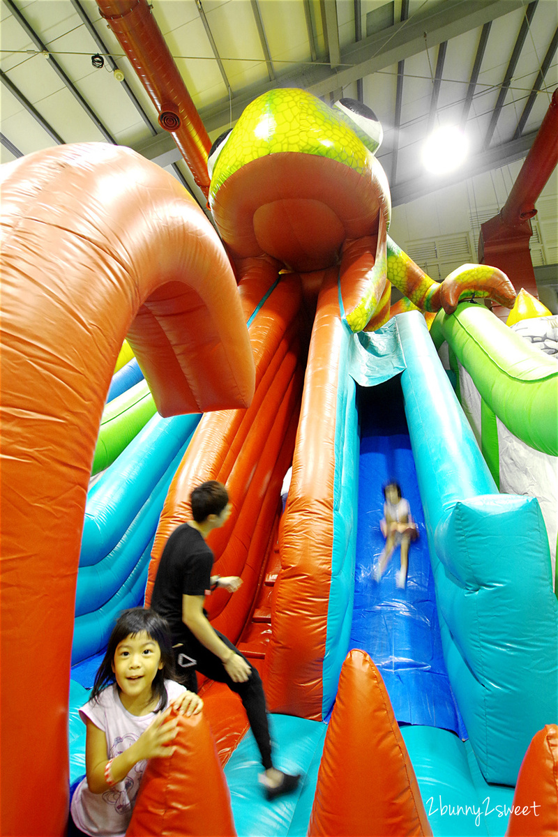 [台中。親子餐廳] 小飛親子遊樂園 x 恐龍巨無霸氣墊樂園 x Nick&#8217;s 尼可拉斯餐廳～拓展攀爬、球池滑梯、甩尾賽車一次滿足的超大空間內樂園，還有巨無霸氣墊進駐 @兔兒毛毛姊妹花