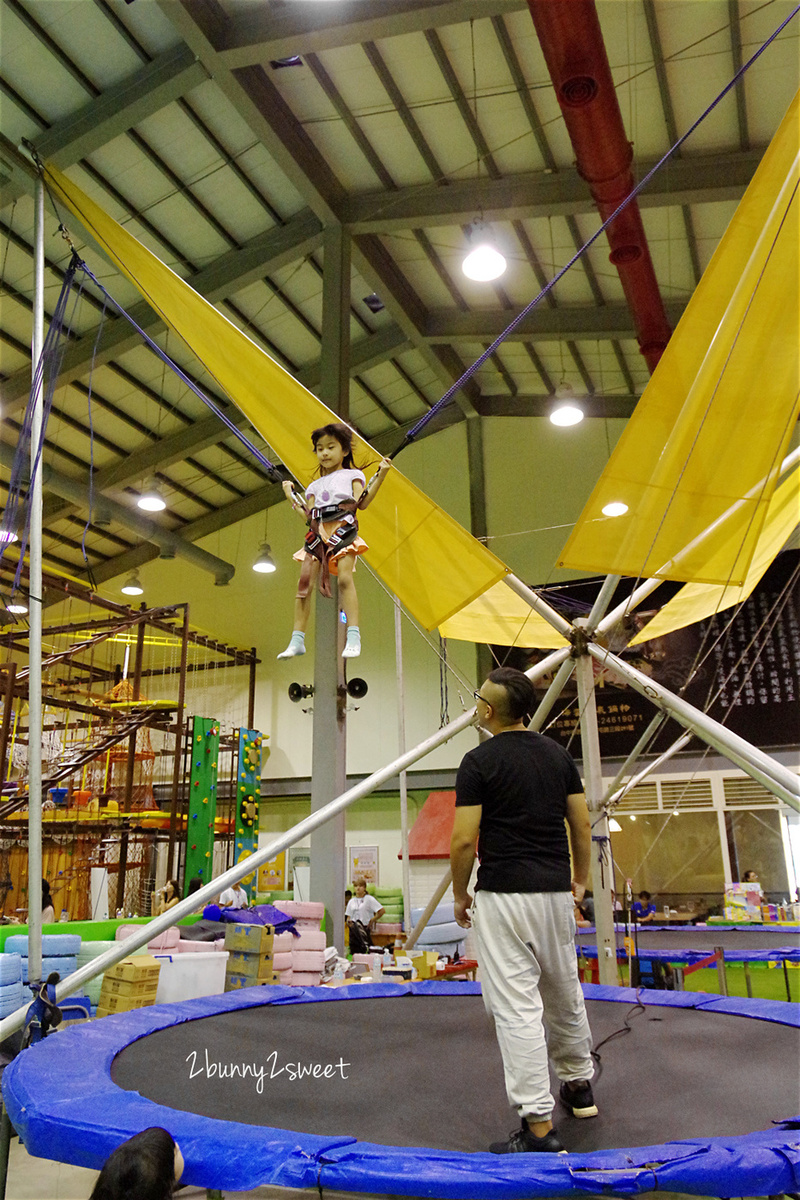 [台中。親子餐廳] 小飛親子遊樂園 x 恐龍巨無霸氣墊樂園 x Nick&#8217;s 尼可拉斯餐廳～拓展攀爬、球池滑梯、甩尾賽車一次滿足的超大空間內樂園，還有巨無霸氣墊進駐 @兔兒毛毛姊妹花