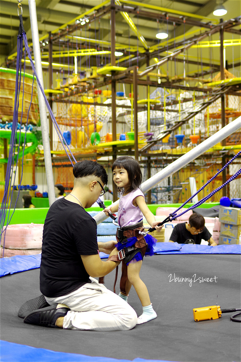 [台中。親子餐廳] 小飛親子遊樂園 x 恐龍巨無霸氣墊樂園 x Nick&#8217;s 尼可拉斯餐廳～拓展攀爬、球池滑梯、甩尾賽車一次滿足的超大空間內樂園，還有巨無霸氣墊進駐 @兔兒毛毛姊妹花