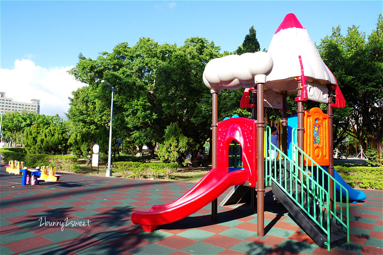 台北特色公園【美崙公園】全新宇宙探索遊戲場～擺盪繩、火箭跳床、太空基地溜滑梯好好玩 @兔兒毛毛姊妹花