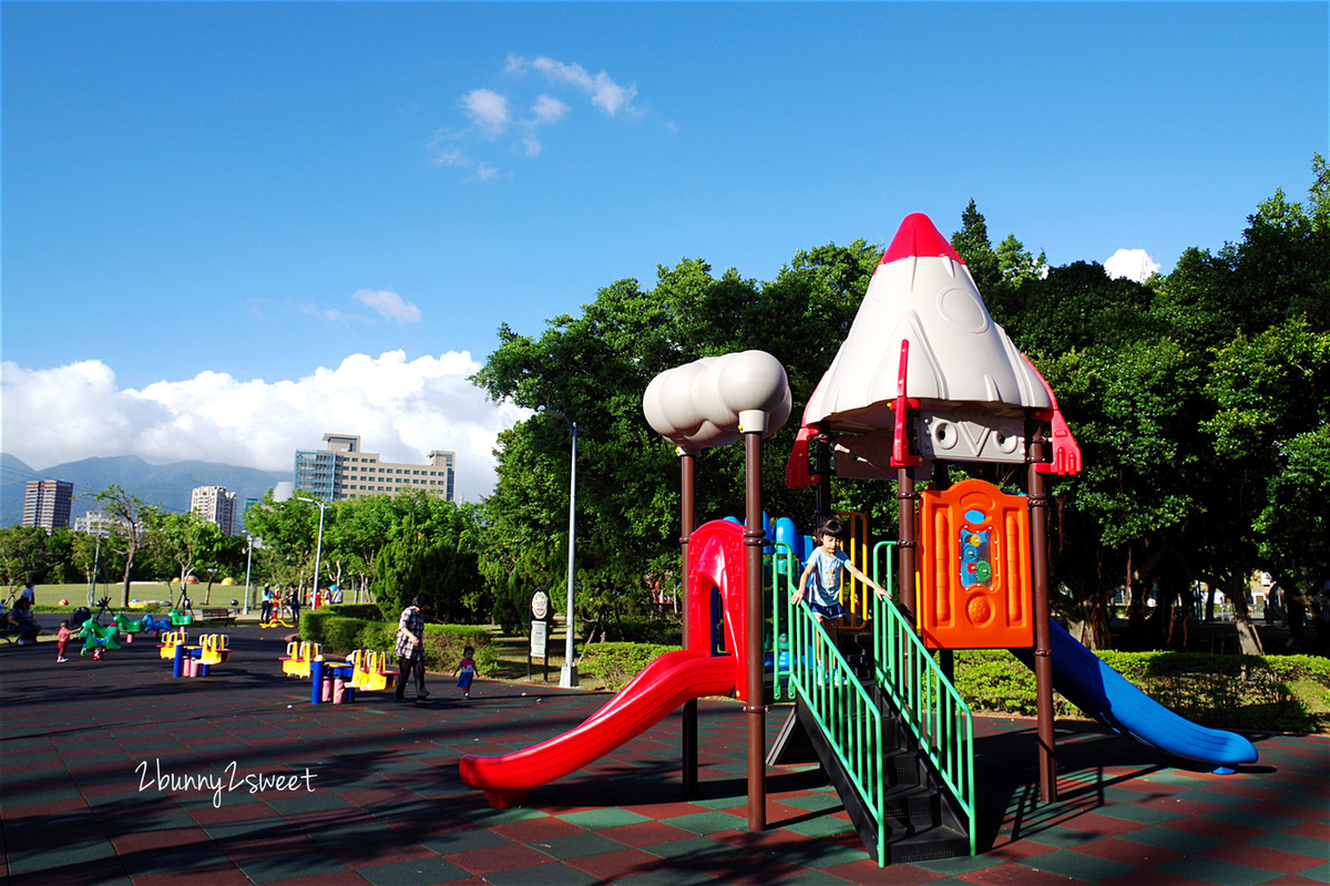 台北特色公園【美崙公園】全新宇宙探索遊戲場～擺盪繩、火箭跳床、太空基地溜滑梯好好玩 @兔兒毛毛姊妹花