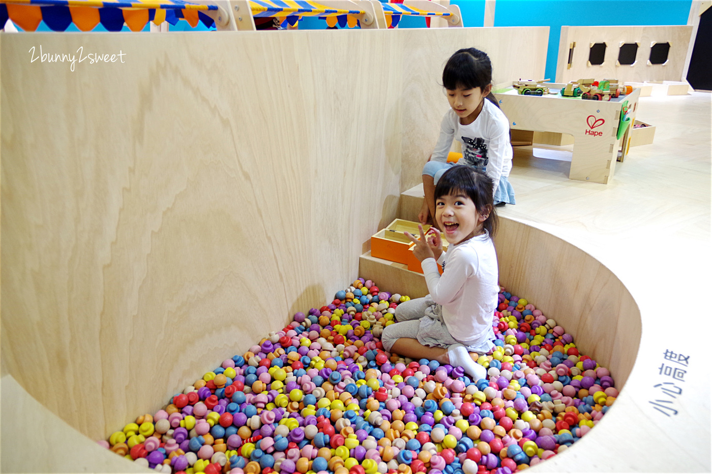 [台北。室內樂園] Hape 木樂地京華城館～全新超大室內細白沙坑進駐優質原木遊戲空間～Hape 木樂地京華城館越來越好玩了!! (2017年10月更新)～ 室內景點｜雨天景點 @兔兒毛毛姊妹花