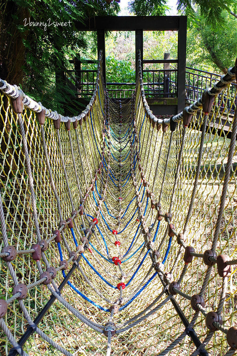 [彰化。特色公園] 華陽公園～特色水管溜滑梯 x 四座磨石子滑梯 x 繩網攀爬設施 x 細沙無敵大沙坑 x 盪鞦韆大型遊具~適合親子跑跳、野餐的無料公園｜特色公園｜免費景點 @兔兒毛毛姊妹花