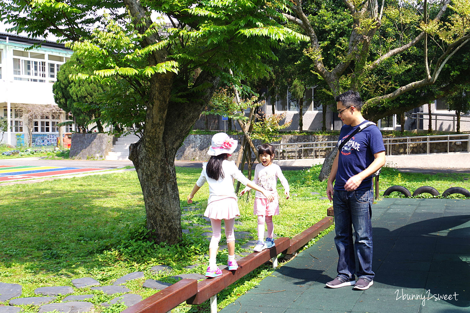 [台北。特色小學] 平等國小～山中小學不只有好空氣，還有彩虹跑道、超放電遊樂場、大沙坑和青蛙溜滑梯～免費遛小孩好去處 @兔兒毛毛姊妹花