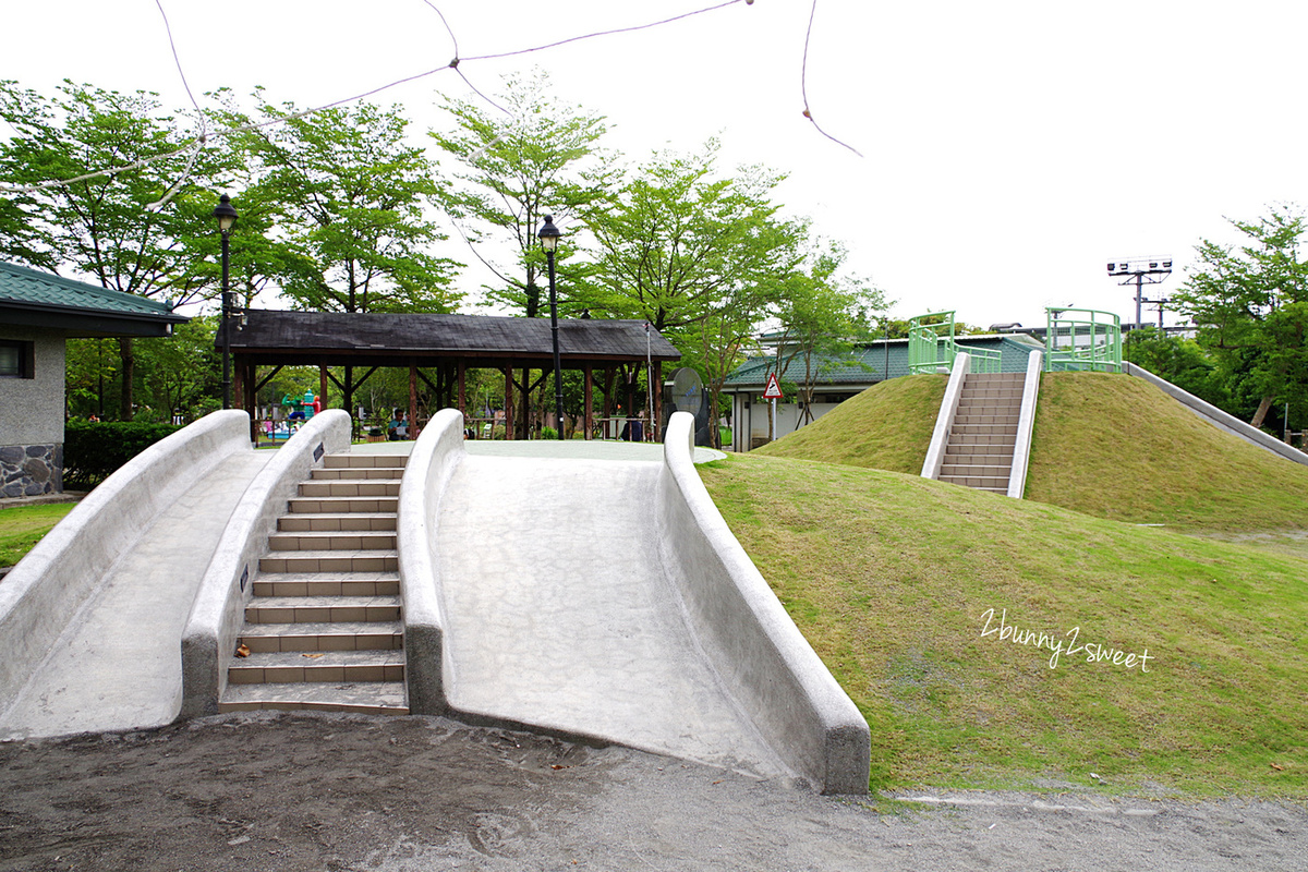 [宜蘭。親子景點] 員山公園～石頭溜滑梯 x 健體設施 x 滑索、翹翹板、溜滑梯大型遊具 x 綠意盎然生態池～好美、好玩、好停車的免費遛小孩景點｜特色公園 @兔兒毛毛姊妹花