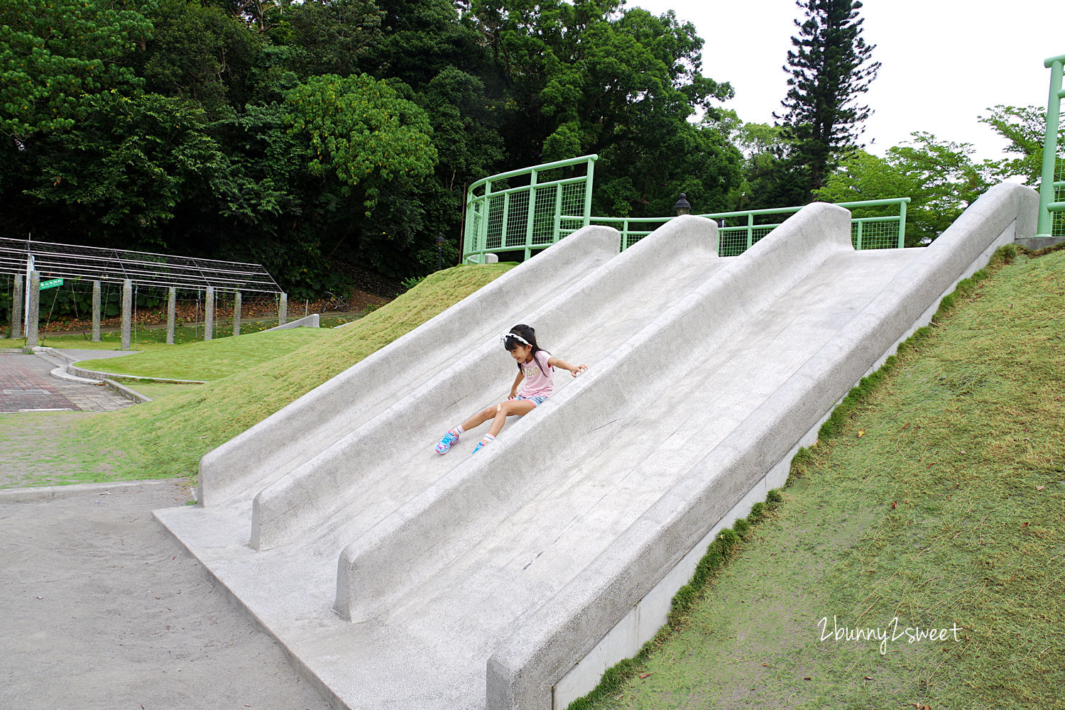 [宜蘭。親子景點] 員山公園～石頭溜滑梯 x 健體設施 x 滑索、翹翹板、溜滑梯大型遊具 x 綠意盎然生態池～好美、好玩、好停車的免費遛小孩景點｜特色公園 @兔兒毛毛姊妹花