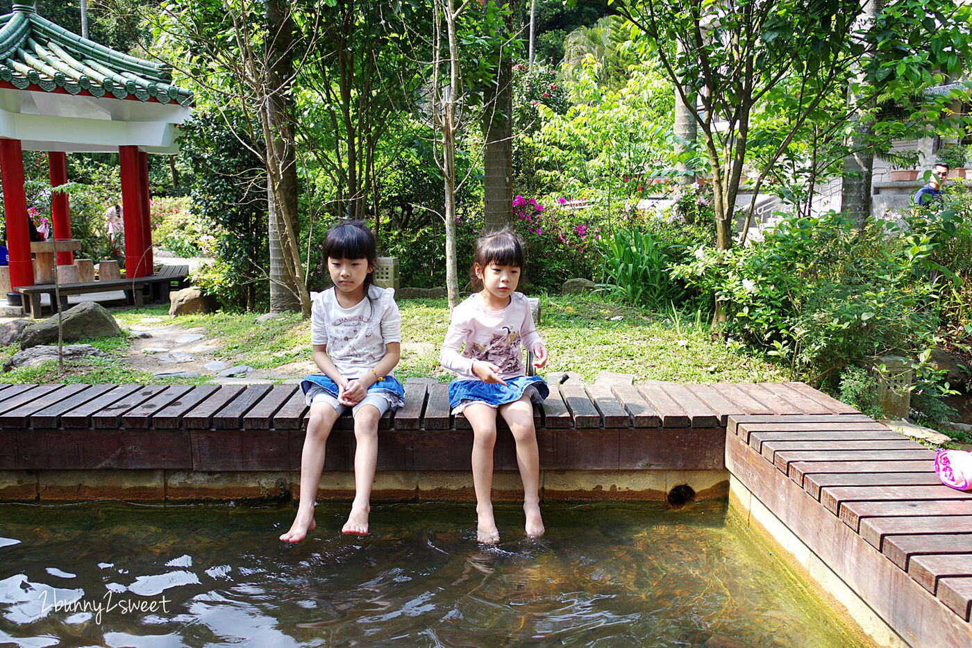 [台北。特色小學] 湖山國小～校園內竟然有溫泉泡腳池，還有樹屋、沙坑和石頭滑梯～陽明山免費遛小孩景點 @兔兒毛毛姊妹花