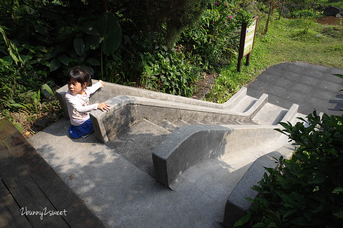 [台北。特色小學] 湖山國小～校園內竟然有溫泉泡腳池，還有樹屋、沙坑和石頭滑梯～陽明山免費遛小孩景點 @兔兒毛毛姊妹花