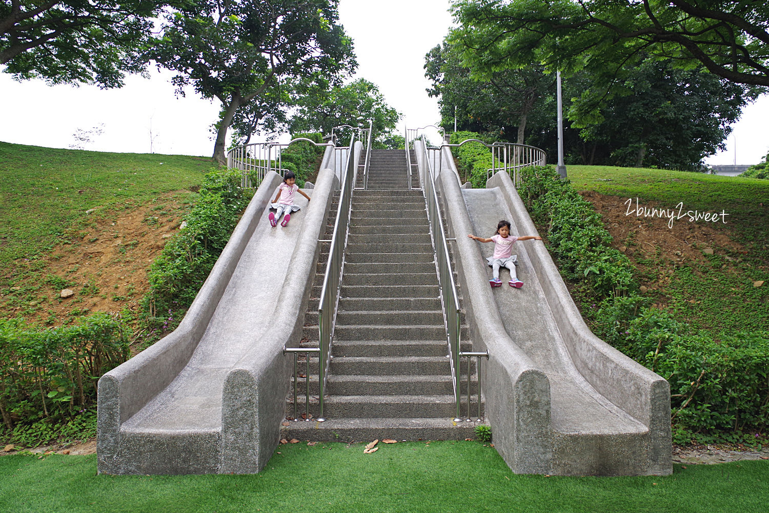 [台北。特色公園] 石潭公園綠地～又高又快超刺激雙層石頭溜滑梯 x 有跳樁、平衡木、盪鞦韆的木屑遊樂場～人不多又好停車的免費遛小孩好去處 @兔兒毛毛姊妹花