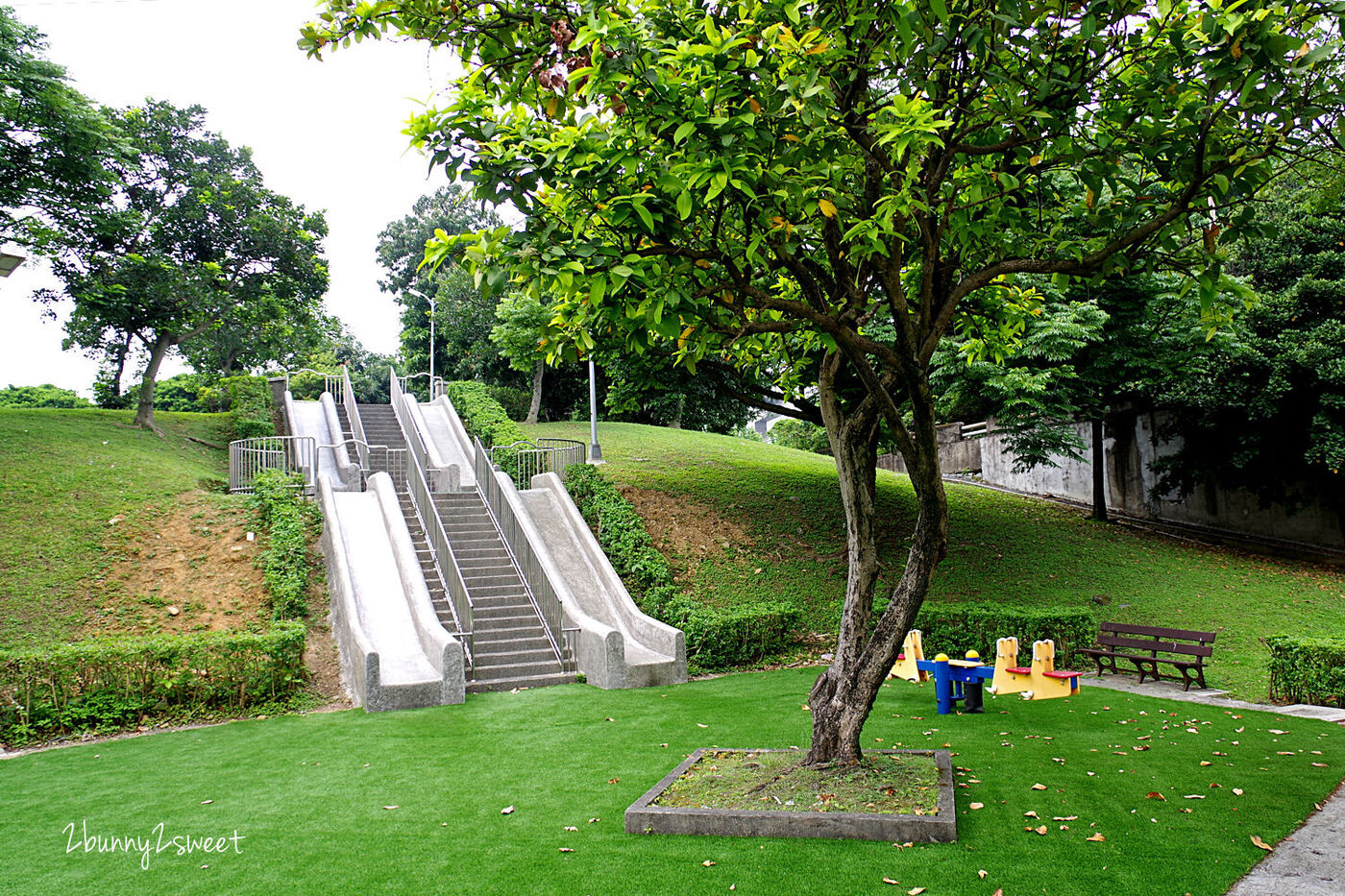 [台北。特色公園] 石潭公園綠地～又高又快超刺激雙層石頭溜滑梯 x 有跳樁、平衡木、盪鞦韆的木屑遊樂場～人不多又好停車的免費遛小孩好去處 @兔兒毛毛姊妹花