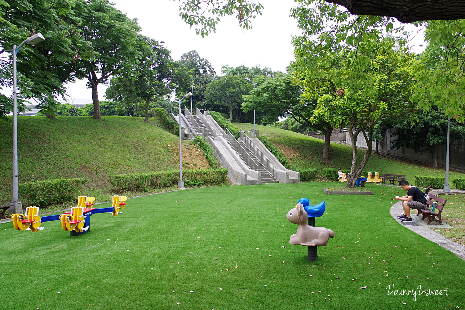 [台北。特色公園] 石潭公園綠地～又高又快超刺激雙層石頭溜滑梯 x 有跳樁、平衡木、盪鞦韆的木屑遊樂場～人不多又好停車的免費遛小孩好去處 @兔兒毛毛姊妹花