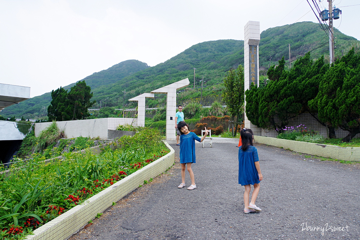 [新北。海景咖啡] 白日夢 Tea &#038; Café~廢棄國小 + 無敵海景 + 馬卡龍色課桌椅 ＝ 小清新海景咖啡｜北海岸石門海景咖啡 @兔兒毛毛姊妹花