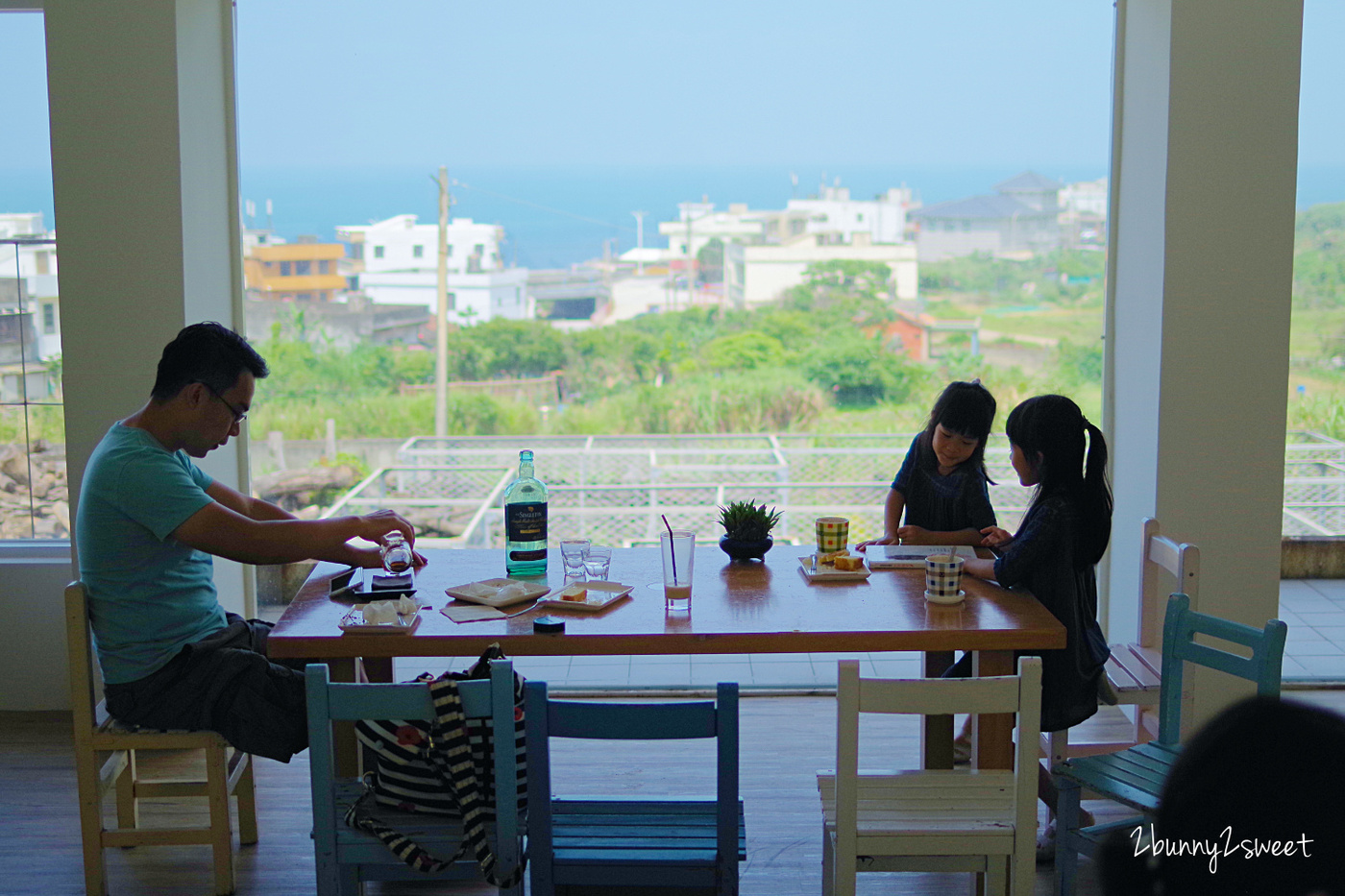 [新北。海景咖啡] 白日夢 Tea &#038; Café~廢棄國小 + 無敵海景 + 馬卡龍色課桌椅 ＝ 小清新海景咖啡｜北海岸石門海景咖啡 @兔兒毛毛姊妹花