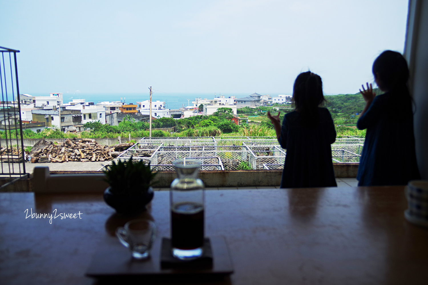 [新北。海景咖啡] 白日夢 Tea &#038; Café~廢棄國小 + 無敵海景 + 馬卡龍色課桌椅 ＝ 小清新海景咖啡｜北海岸石門海景咖啡 @兔兒毛毛姊妹花